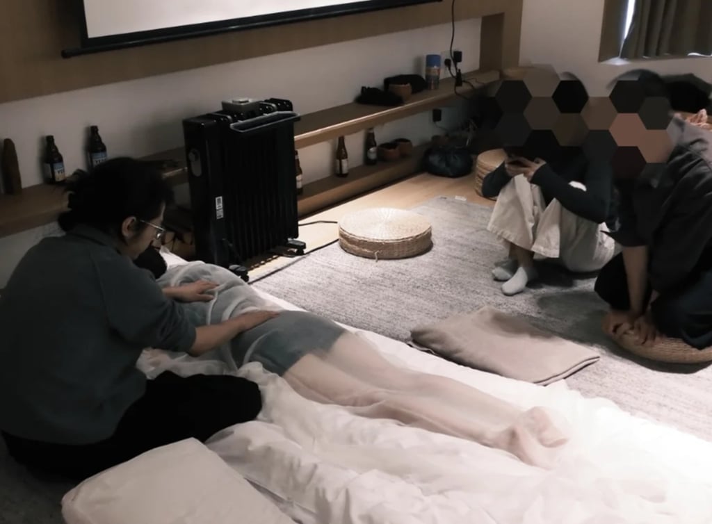 A so-called intimate touch therapist gets down to work on a client. Photo: www.xiaohongshu.com A so-called intimate touch therapist gets down to work on a client. Photo: www.xiaohongshu.com