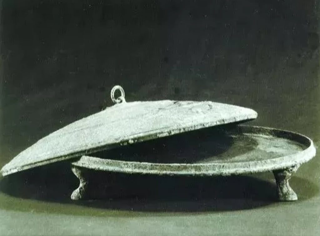 Wajan datar untuk membuat pancake dari zaman kuno ini dilengkapi dengan tutup. Foto: mp.weixin.qq.com/