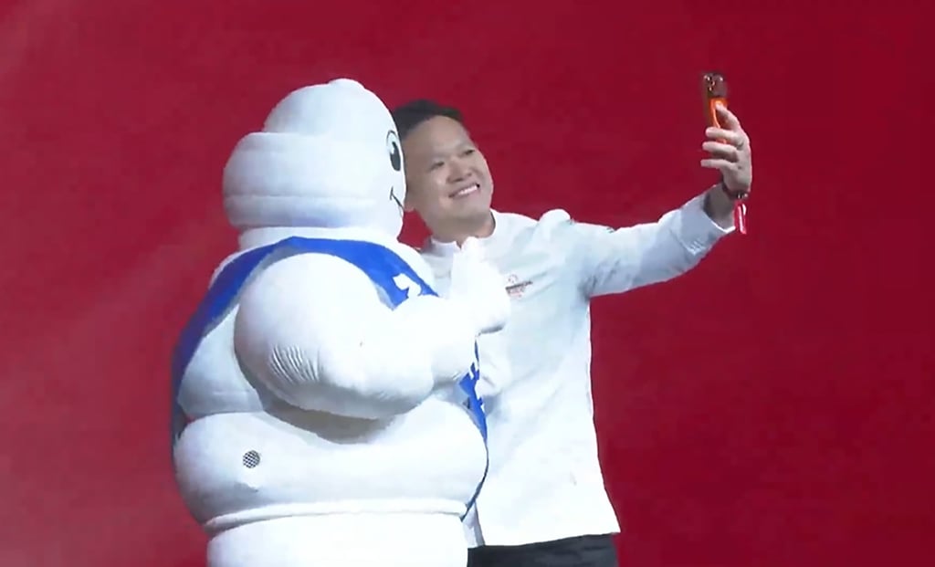 Cheung of China Tang takes a selfie with Bibendum, the Michelin mascot, at the Michelin Guide Hong Kong and Macau awards ceremony at the Grand Lisboa Palace Resort Macau. Photo: YouTube/Michelin Guide