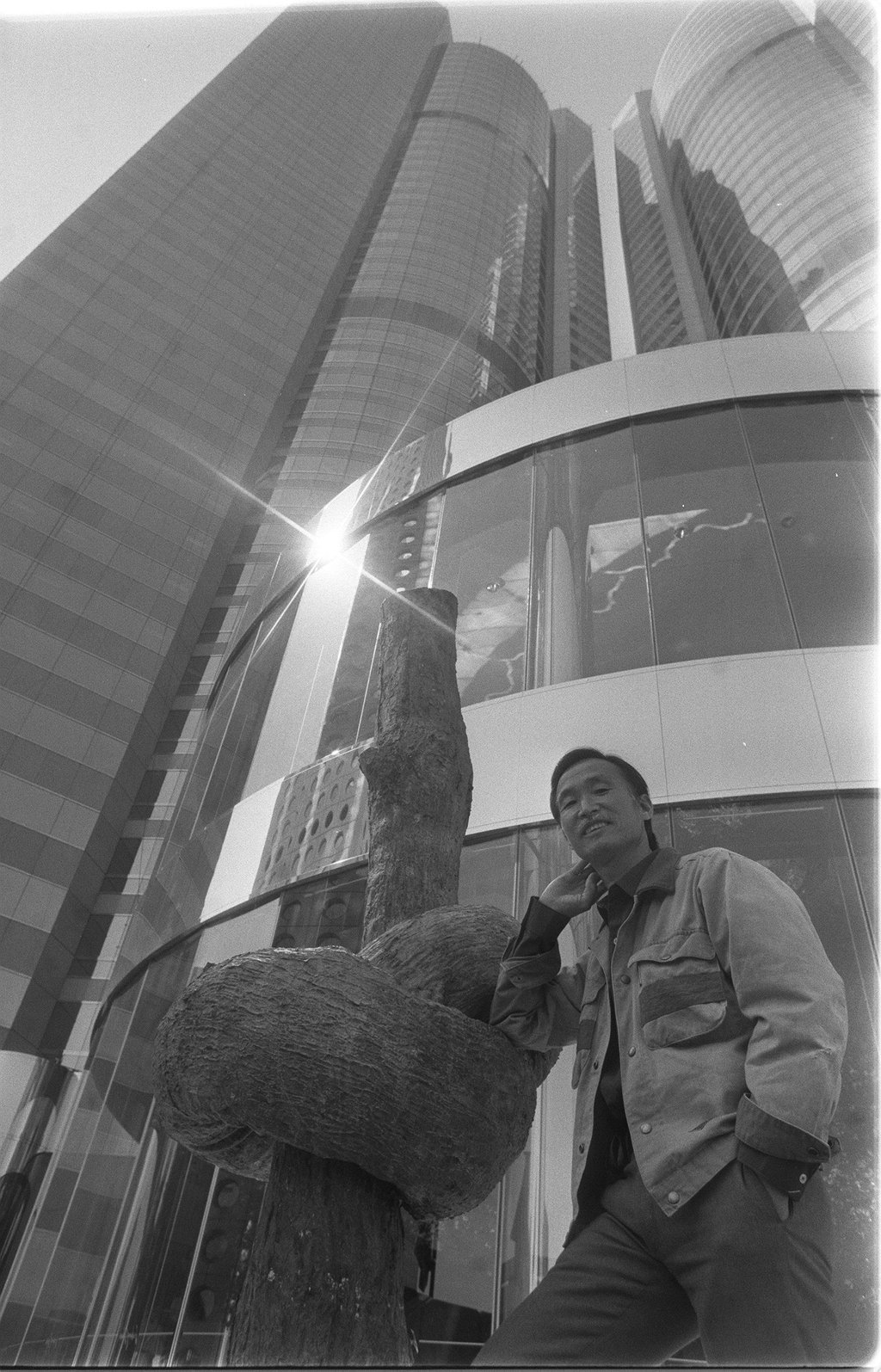 Taiwanese sculptor Ju Ming with one of his works at Exchange Square in 1986. Photo: SCMP Archives