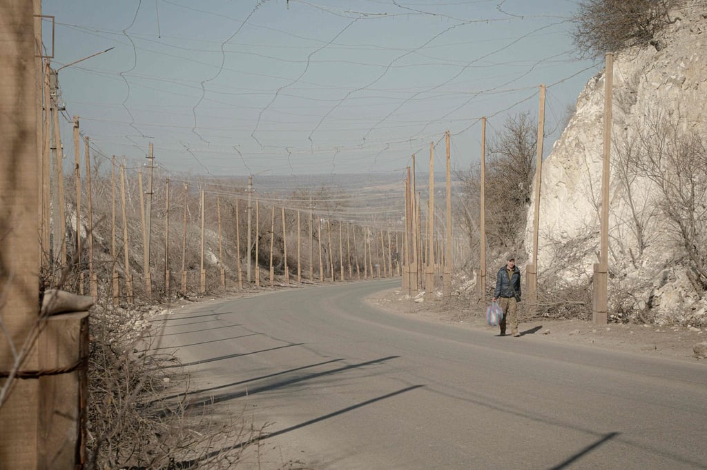A Ukrainian soldier walks down a road covered with anti-drone netting in Izyum, Kharkiv region. Photo: AFP A Ukrainian soldier walks down a road covered with anti-drone netting in Izyum, Kharkiv region. Photo: AFP