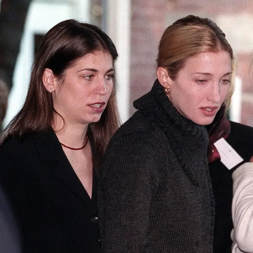 Carolyn Bessette, pictured with her older sister, Lauren Bessette. Photo: @90smoment/Instagram
