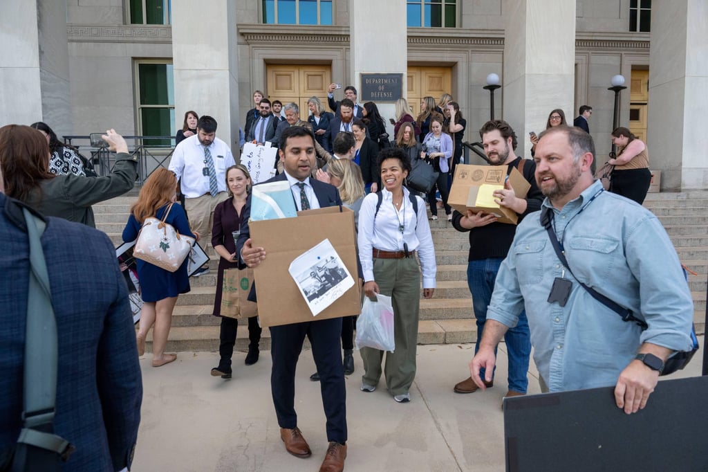 Members of the Pentagon press corps leave with their belongings after turning in their press credentials in Washington in October 2025. Photo: AP