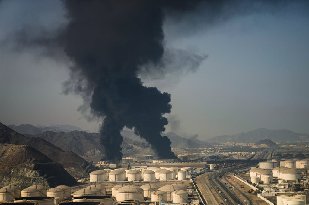Plumes of smoke rise from an oil facility in Fujairah, United Arab Emirates, on March 14, 2026. The Fed has held its benchmark rate steady, while projecting higher inflation amid economic uncertainty linked to the Iran conflict. Photo: AP