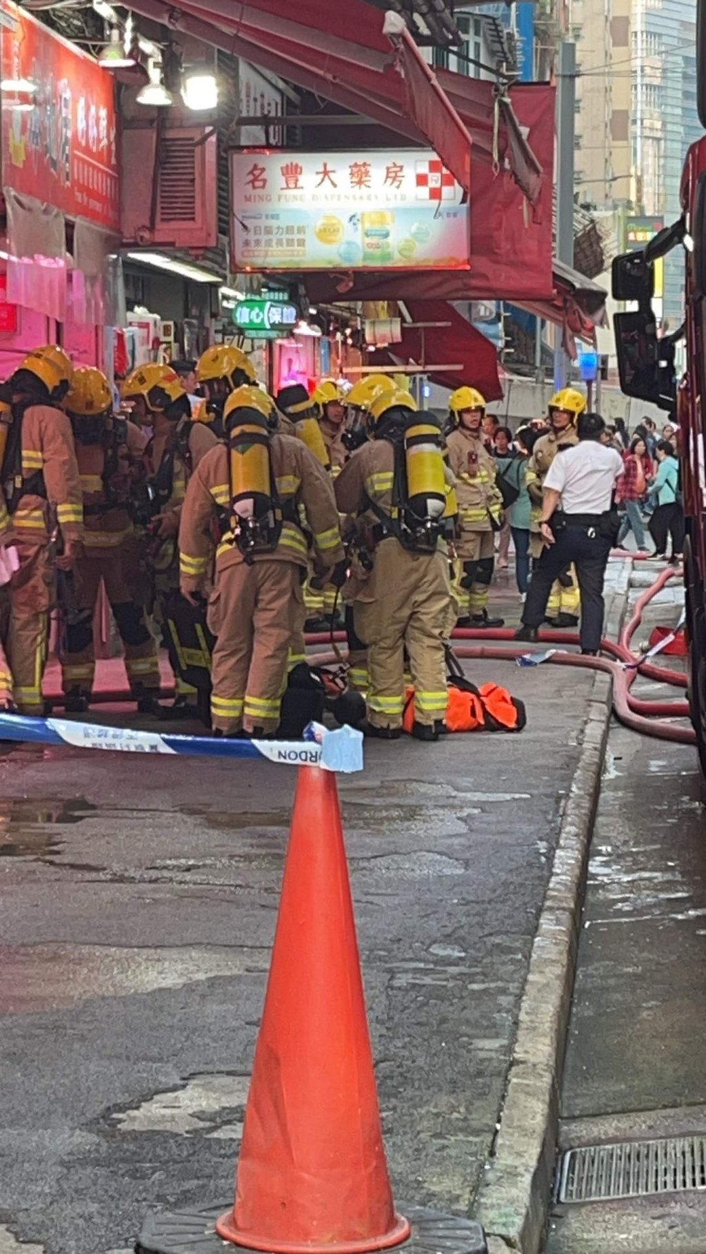 Firefighters arrive at Yen Dack Building on Chun Yeung Street in North Point. Photo: Facebook/Kent Luk