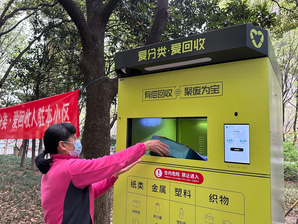 Lovere’s smart recycling machines are placed in residential communities, encouraging residents to deposit plastic waste and earn digital rewards. Photo: Lovere