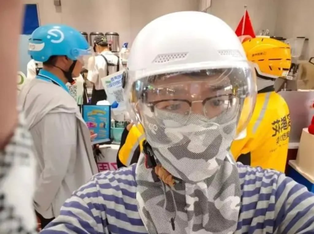 During these unconventional dates, one partner typically rides the scooter while the other handles the order pickup and delivery, creating an evolved version of the traditional delivery rider experience. Photo: www.worldjournal.com