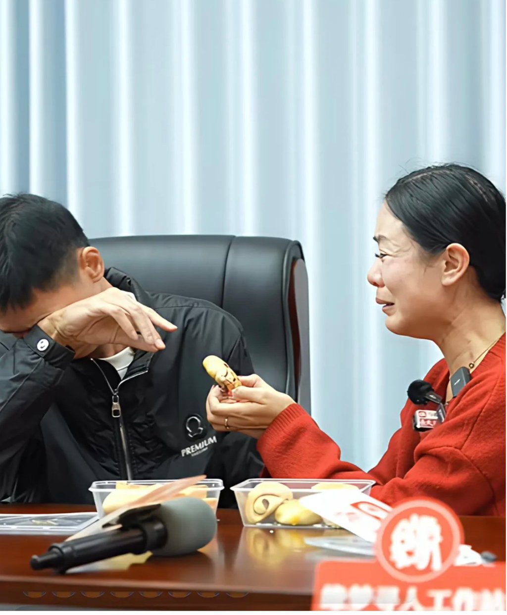 Li Lin offers her brother Li Xin some bread at their emotional reunion. Photo: mp.weixin.qq.com