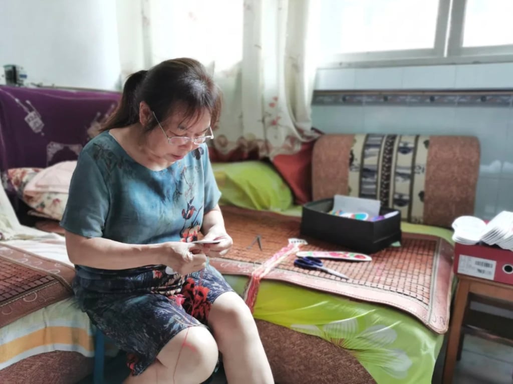 Zhang Xinghui hard at work on a shoe pad. She says as long as she can use a needle she will continue her mission. Photo: mp.weixin.qq.com