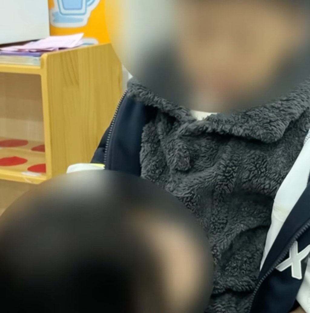 Chengcheng is finally reunited with his kneeling and apologetic mother. Photo: Douyin