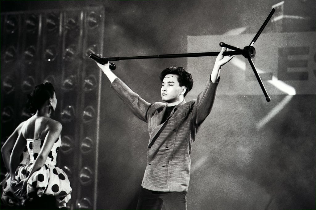 Leslie Cheung dances with a microphone stand at his concert in 1988. Photo: SCMP