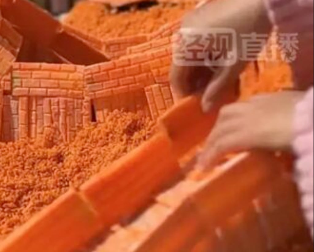 Chen Qin in the process of making her sculpture of the Great Wall. Photo: Weibo