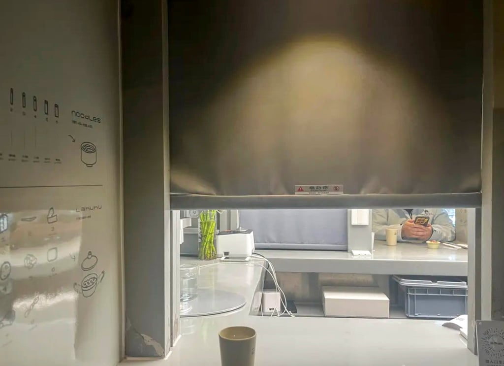 The solo-dining restaurant, above, comes complete with a blind to screen off strangers. Photo: mp.weixin.qq.com/