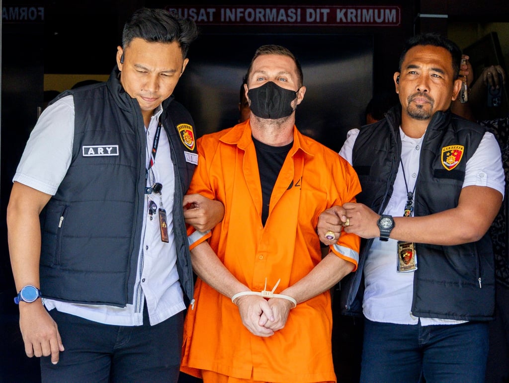 Police officers escort Scottish national Steven Lyons out from the Bali police headquarters in Denpasar on Tuesday. Photo: EPA Police officers escort Scottish national Steven Lyons out from the Bali police headquarters in Denpasar on Tuesday. Photo: EPA