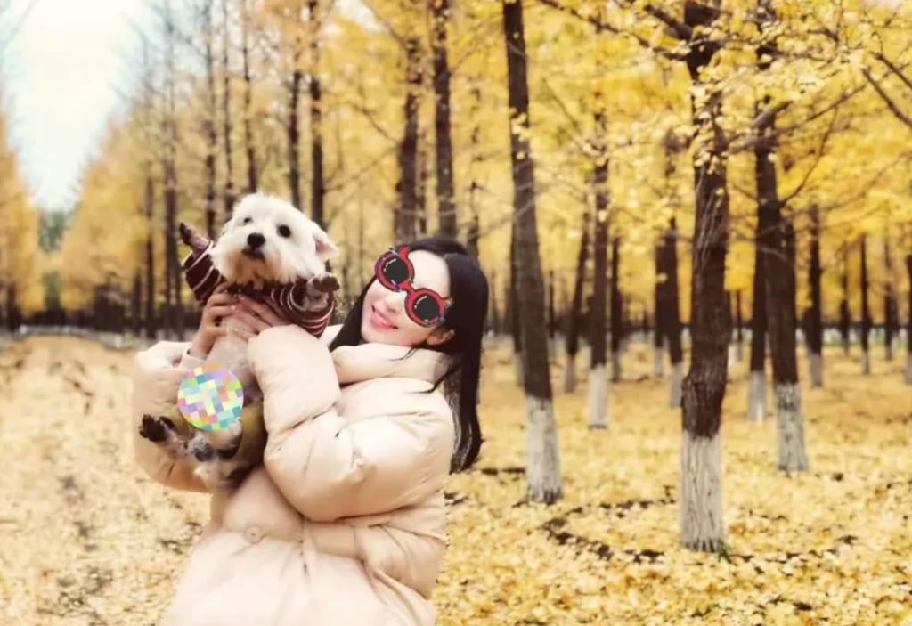 Li Yihan holds up her beloved Papi who was poisoned to death by one of her neighbours. Photo: news.qq.com