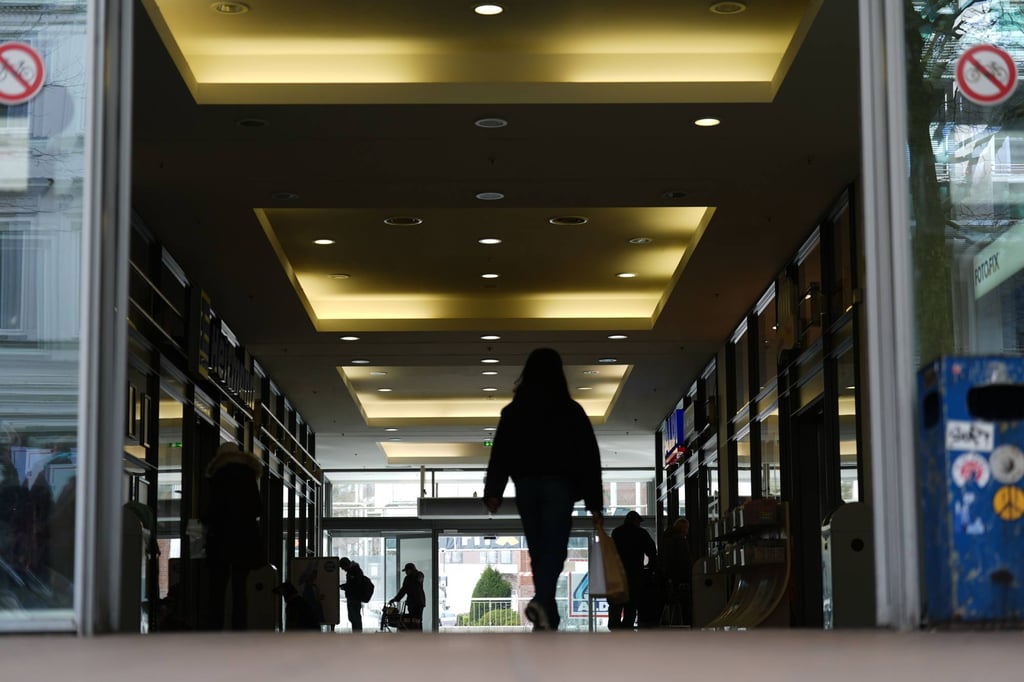 Pedestrians walk through a shopping arcade in Hamburg on Tuesday, a day after a wolf injured a woman. Photo: dpa Pedestrians walk through a shopping arcade in Hamburg on Tuesday, a day after a wolf injured a woman. Photo: dpa