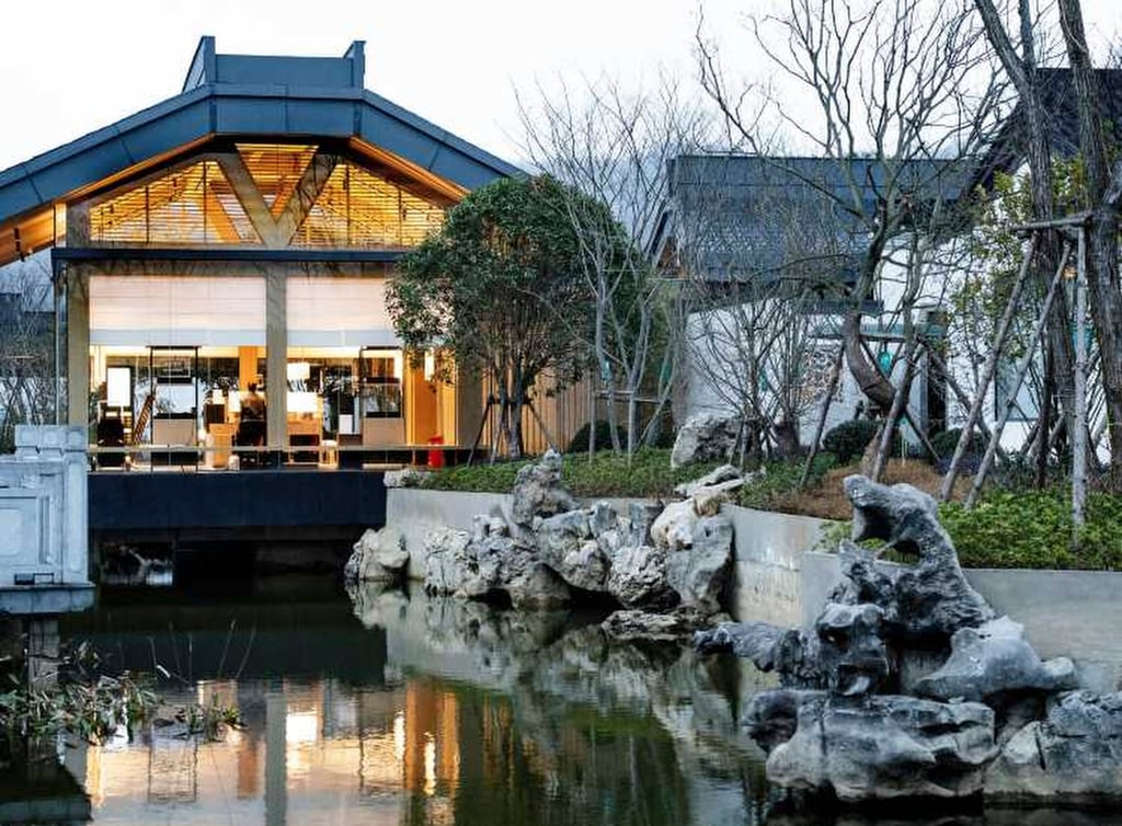 The hotel, above, sent the woman a message detailing attractions, one of which was a place where she could eat dog meat. Photo: news.qq.com