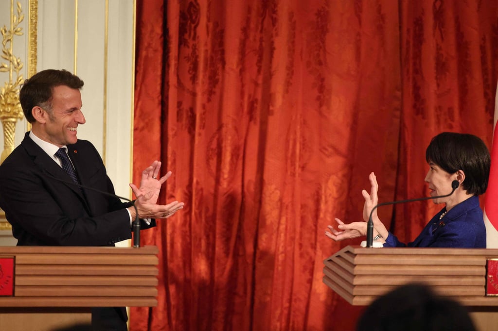 O primeiro-ministro japonês, Sanayi Takaichi (R), e o presidente francês, Emmanuel Macron, reagem durante uma conferência de imprensa no Palácio Akasaka, em Tóquio, em 1º de abril de 2026. Foto: AFP O primeiro-ministro japonês, Sanayi Takaichi (R), e o presidente francês, Emmanuel Macron, reagem durante uma conferência de imprensa no Palácio Akasaka, em Tóquio, em 1º de abril de 2026. Foto: AFP