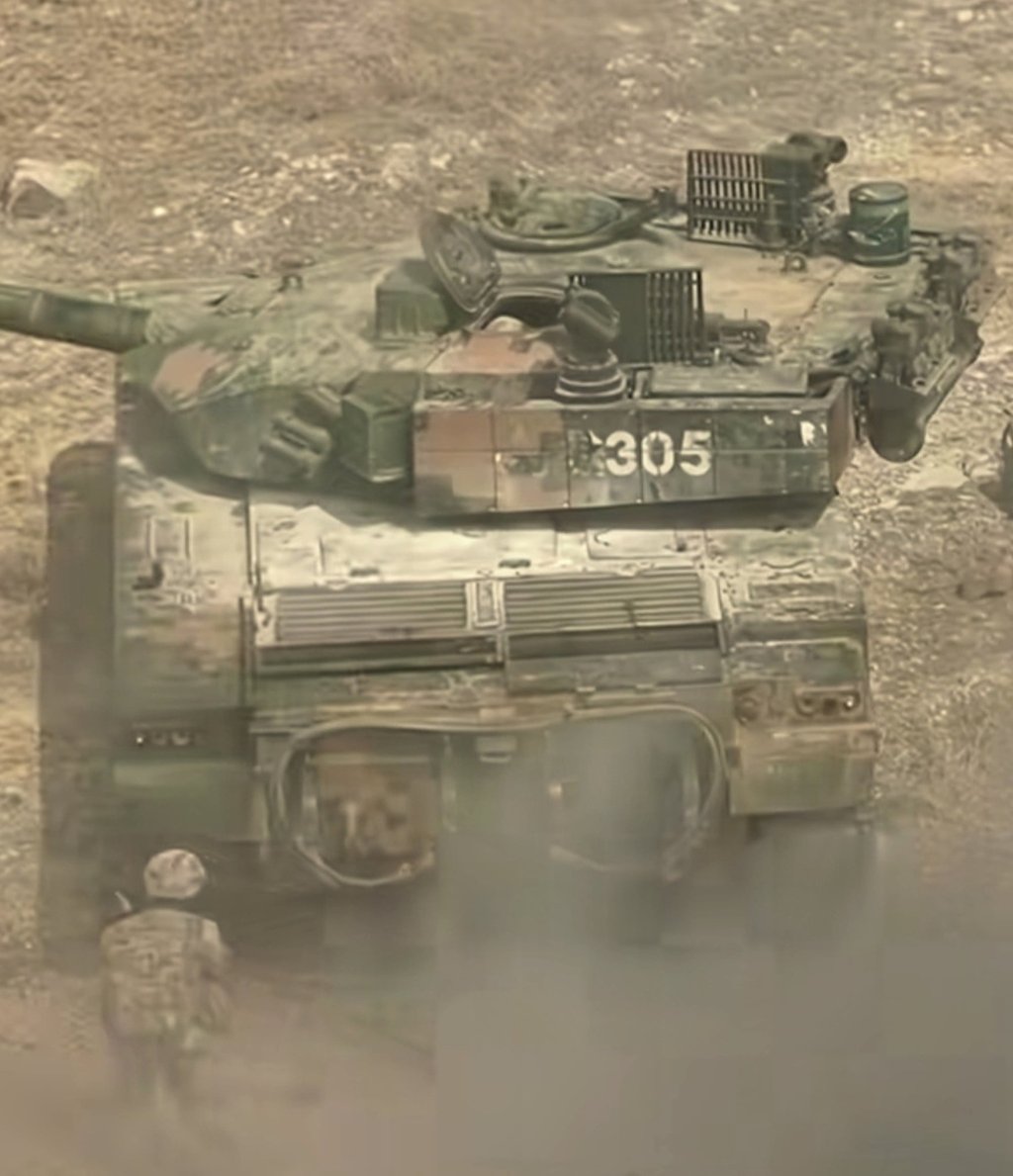 Plus petits et plus légers, les chars Type 96A sont mieux adaptés au transport par navires de débarquement amphibies et aéroglisseurs. Photo : Weibo/China Youth Daily