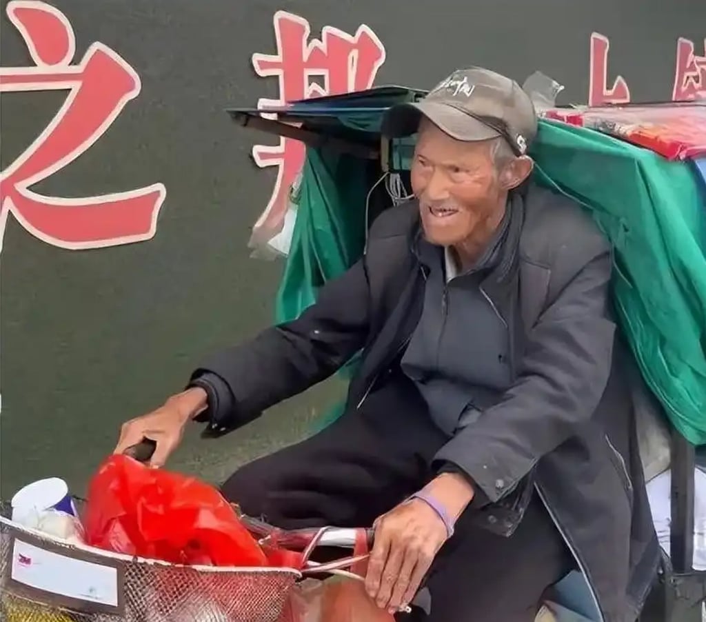A smiling Zhang Zhongyi, above, on the road riding his trusty tricycle. Photo: Baidu