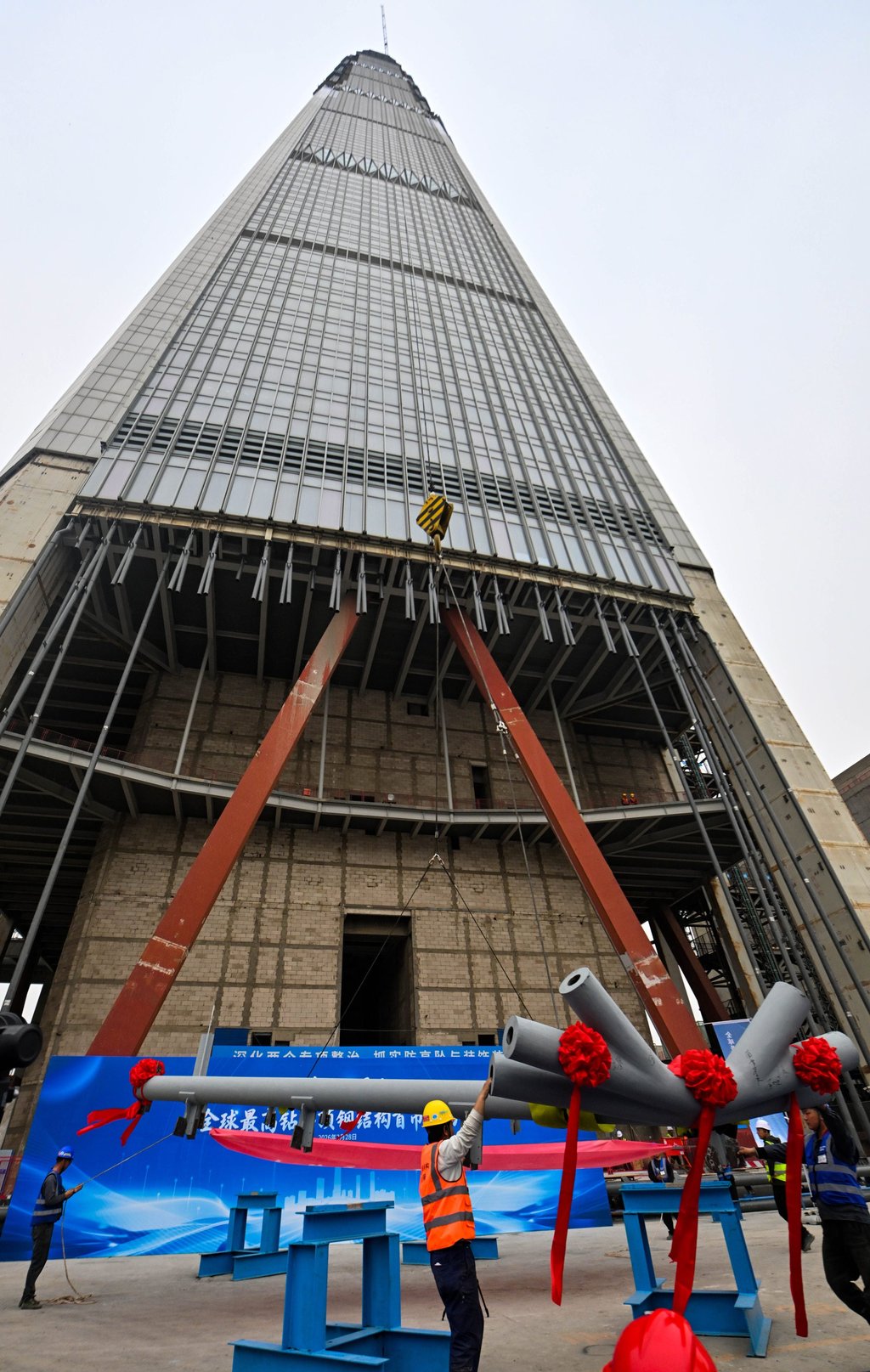 On March 28, the first steel-structure component of a diamond-shaped crown was hoisted to the rooftop of Goldin Finance 117 in the Chinese city of Tianjin. Photo: Xinhua On March 28, the first steel-structure component of a diamond-shaped crown was hoisted to the rooftop of Goldin Finance 117 in the Chinese city of Tianjin. Photo: Xinhua