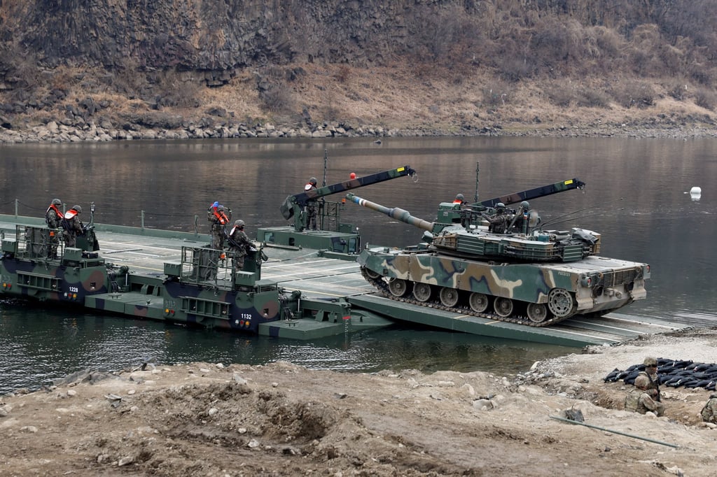 A South Korean army K1E1 tank crosses a pontoon bridge during a US-South Korea joint river-crossing exercise in Yeoncheon, South Korea, on March 14. Photo: Reuters