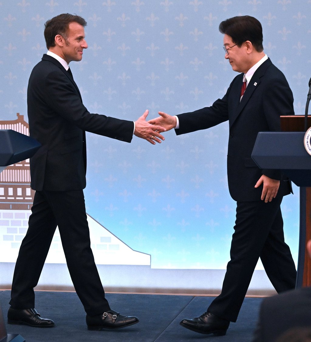 French President Emmanuel Macron (left) shakes hands with his South Korean counterpart Lee Jae Myung during a joint press conference after their meeting at the Blue House in Seoul on Friday. Photo: EPA French President Emmanuel Macron (left) shakes hands with his South Korean counterpart Lee Jae Myung during a joint press conference after their meeting at the Blue House in Seoul on Friday. Photo: EPA
