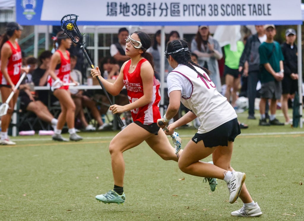 Hong Kong’s Cheah Wan En (left) runs at the Mulan defence during an under-16 girls game. Photo: Jonathan Wong