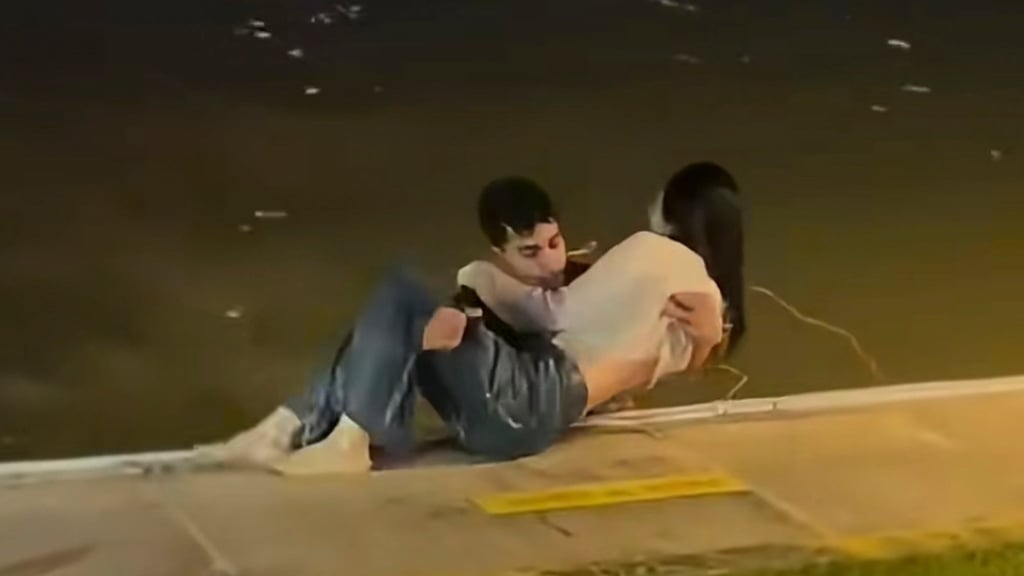 The dramatic moment when Fadil finally managed to get the drowning woman to safety. Photo: baijiahao.baidu.com The dramatic moment when Fadil finally managed to get the drowning woman to safety. Photo: baijiahao.baidu.com