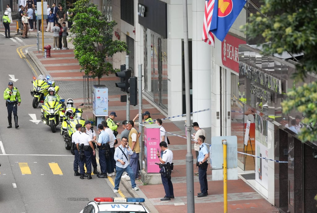 Police cordon off the bank in Wan Chai. Photo: Jelly Tse