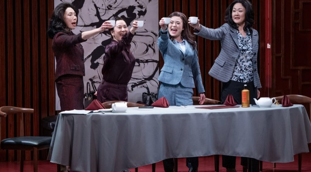 Uma cena dos republicanos chineses, uma das obras mais pessoais de Alex Lin, explora relações familiares complexas baseadas em ideologias distintas. Imagem: Folheto Uma cena dos republicanos chineses, uma das obras mais pessoais de Alex Lin, explora relações familiares complexas baseadas em ideologias distintas. Imagem: Folheto