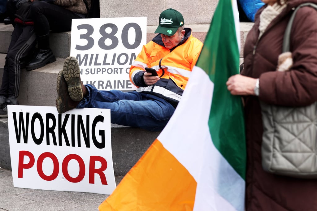 Um manifestante sentado na O'Connell Street, em Dublin, durante o quinto dia de protestos nacionais contra combustíveis na Irlanda, no sábado. Foto: AP