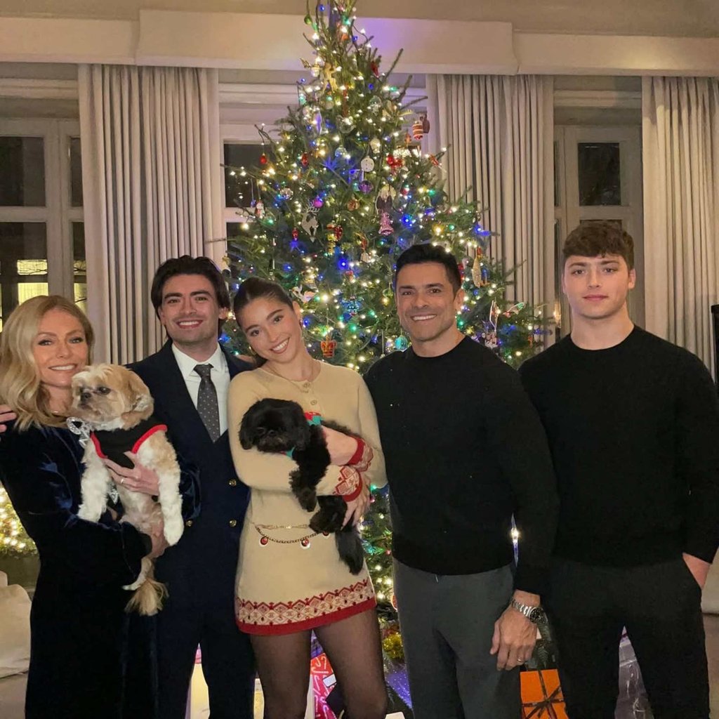 Mark Consuelos (second from right) and Kelly Ripa (left) with their family in Christmas 2022. Photo: @kellyripa/Instagram Mark Consuelos (second from right) and Kelly Ripa (left) with their family in Christmas 2022. Photo: @kellyripa/Instagram