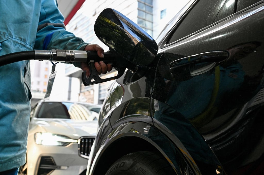 A worker fills the tank of a car at a gasoline station in Shanghai on March 27, 2026. Photo: AFP