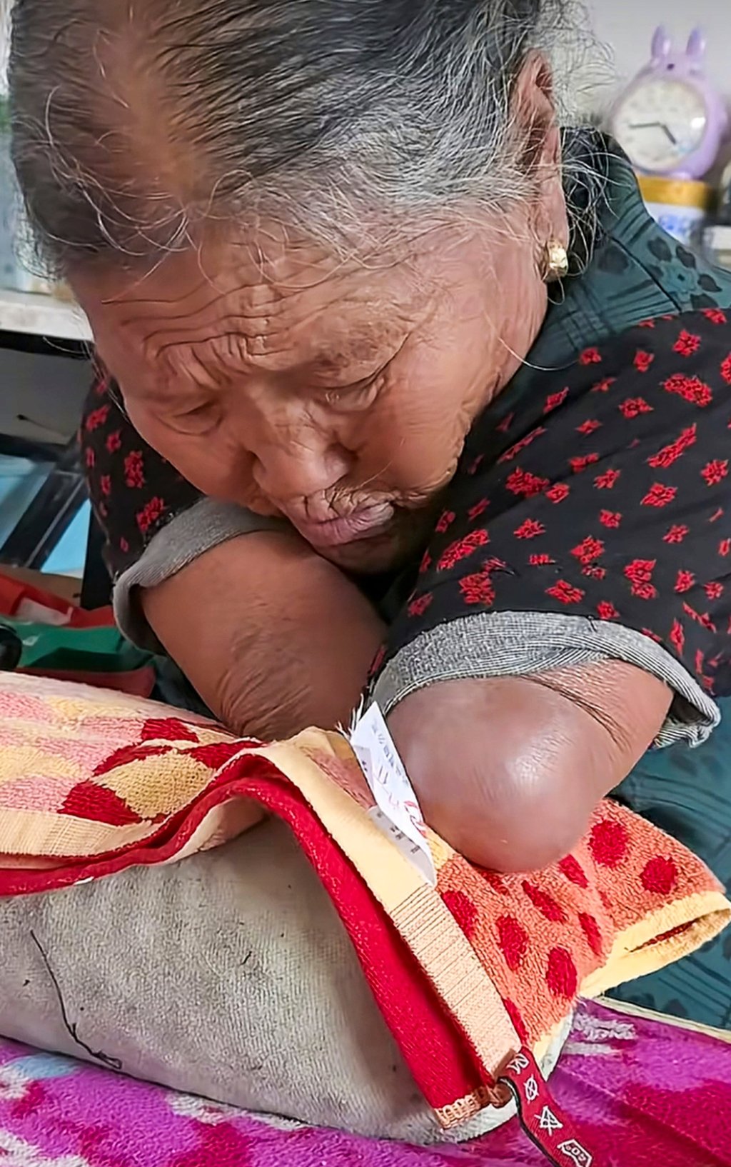 Remarkably, Wang Yushi, above, uses her mouth to sew clothes. Photo: baijiahao.baidu.com