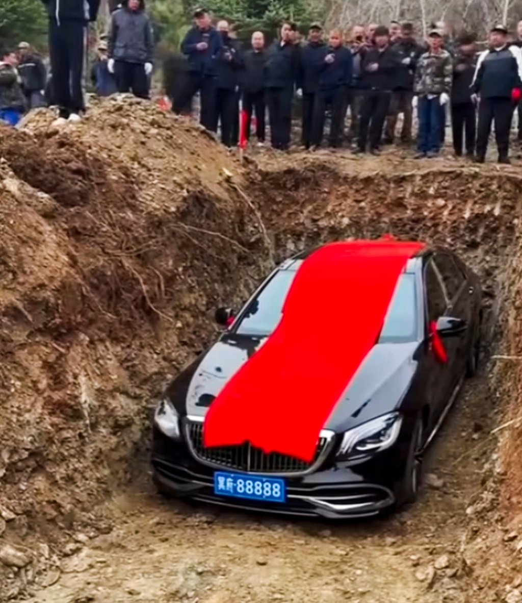 The Mercedes-Benz “offering” wrapped in red cloth with its auspicious number plate. Photo: bilibili.com