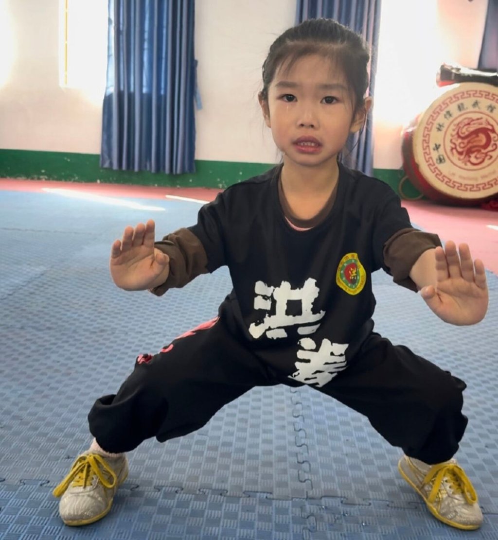 Huang kecil, di atas, memperlihatkan salah satu dari sekian banyak posisi bela diri yang telah ia sempurnakan. Foto: Jim News