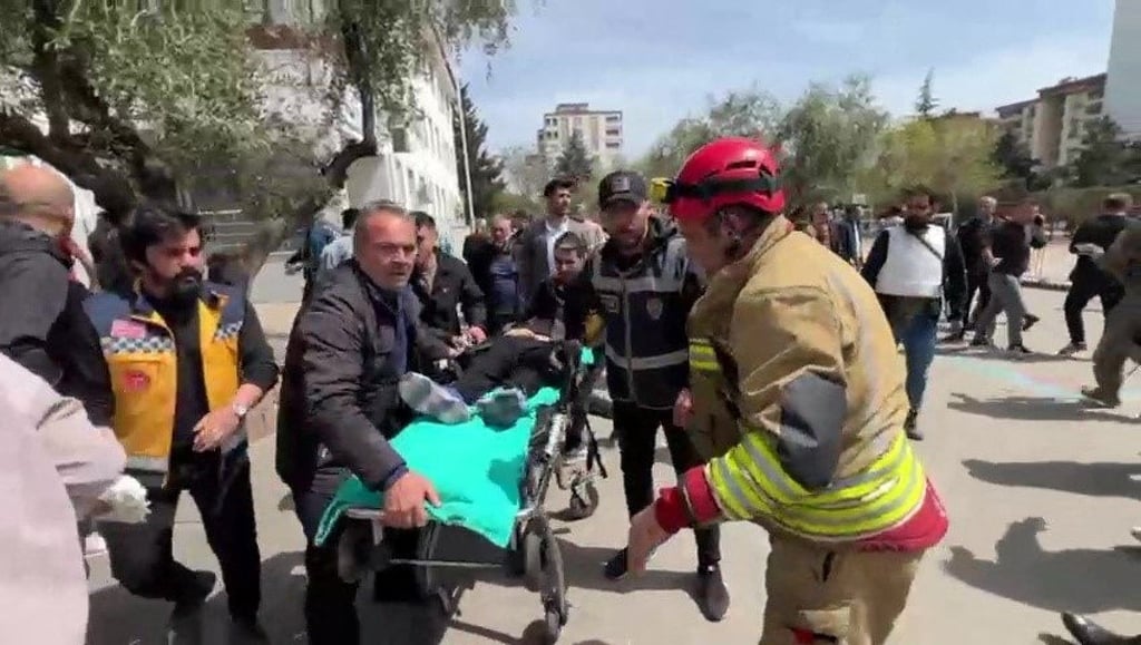 Uma pessoa ferida é levada para uma ambulância após um tiroteio em uma escola na província de Kahramanmaras, no sudeste da Turquia, na quarta-feira. Foto: IHA via Reuters Uma pessoa ferida é levada para uma ambulância após um tiroteio em uma escola na província de Kahramanmaras, no sudeste da Turquia, na quarta-feira. Foto: IHA via Reuters