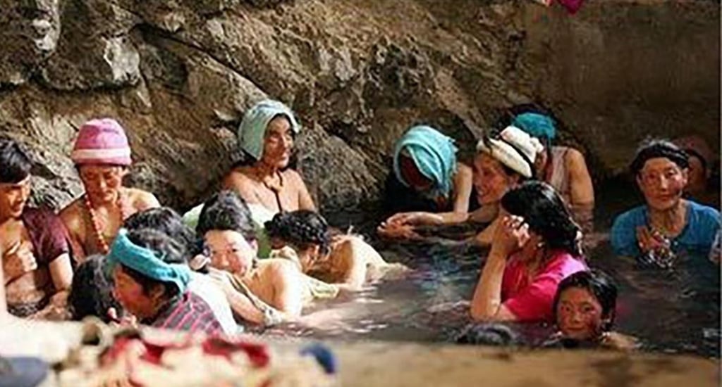 A group of Tibetan festival goers take advantage of the warm, soothing water. Photo: Zhihu