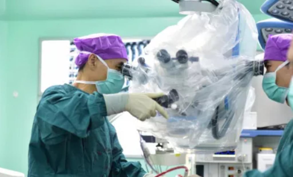 Doctors in surgical gowns and masks prepare to operate on the woman’s brain. Photo: QQ.com