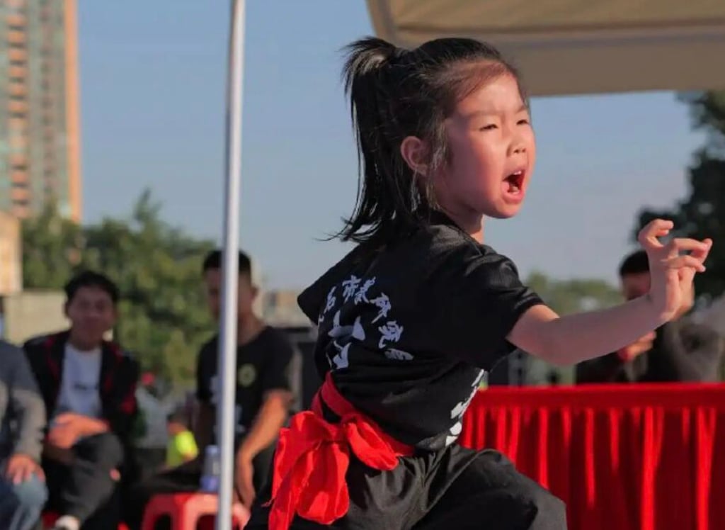 Gadis muda di atas berlatih enam hari seminggu di bawah bimbingan ayahnya. Foto: Jim News