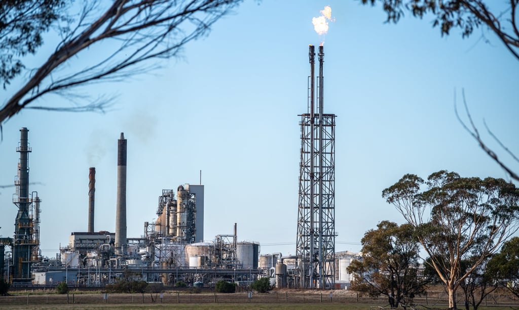 O gás excedente foi queimado após um incêndio na refinaria de Geelong da Viva Energy na quinta-feira. Foto: EPA O gás excedente foi queimado após um incêndio na refinaria de Geelong da Viva Energy na quinta-feira. Foto: EPA