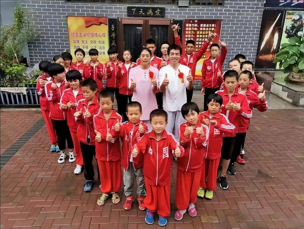 Bai Jian, dressed in white, with some of the children under his care. Photo: Sohu