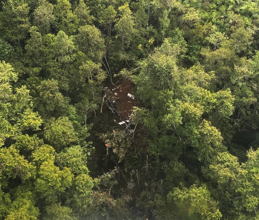 Hình ảnh hiện trường vụ tai nạn được nhìn thấy từ trực thăng cứu hộ hôm thứ Năm. Ảnh: Basarnas/AP