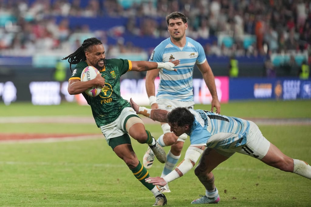 The magic feet of Selvyn Davids carry him clear of Argentinian rivals in a one-sided final. Photo: Karma Lo