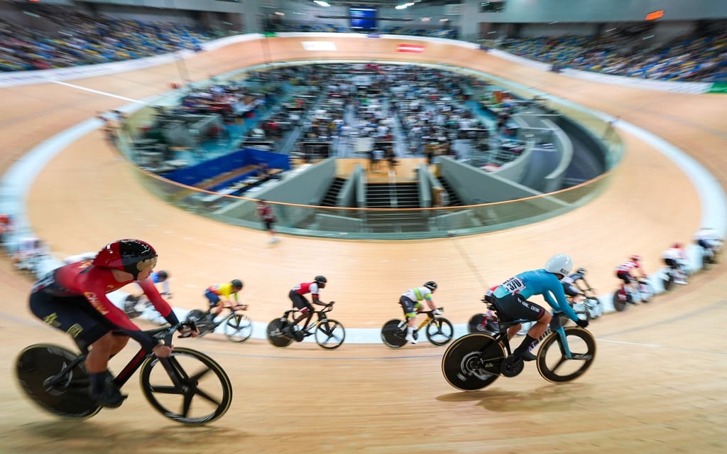 Hong Kong’s Ceci Lee (right) competes in the women’s omnium. Photo: Eugene Lee