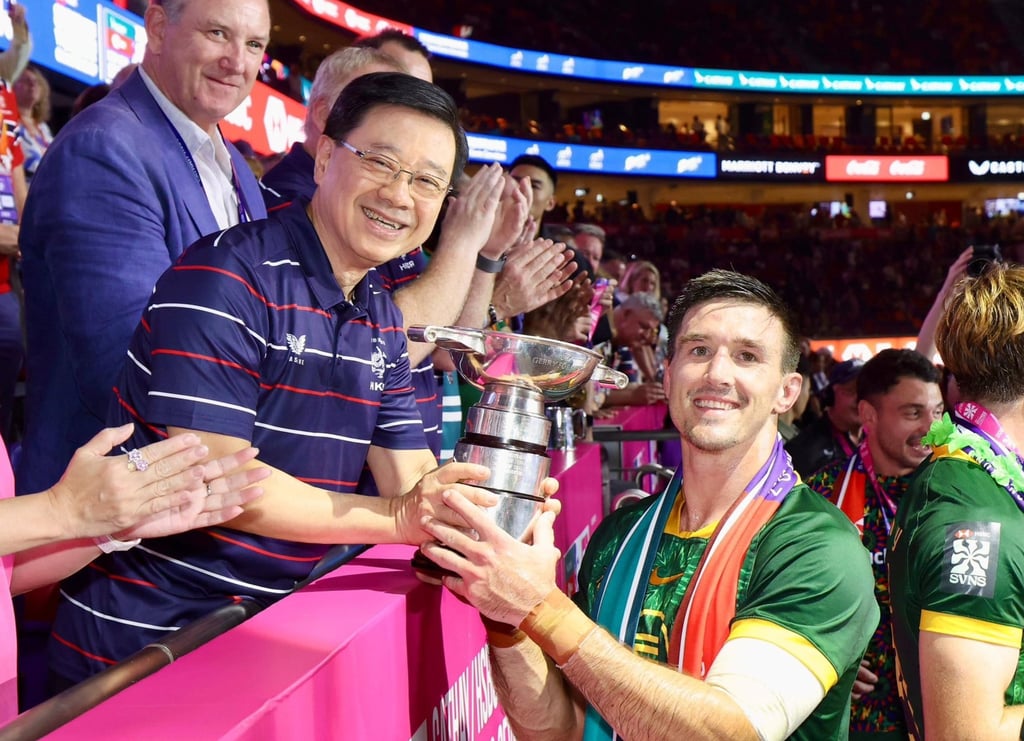 Chief Executive John Lee presents the trophy to South African captain Impi Visser. Photo: Handout
