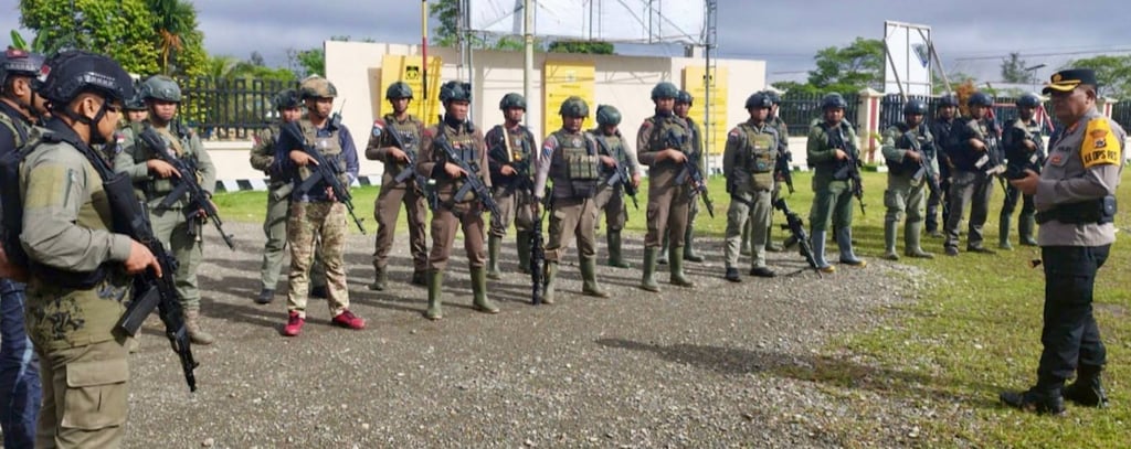 Indonesian troops prepare to retrieve bodies of victims shot by armed rebels in Seradala district, Papua province, on October 16, 2023. Photo: Cartenz Peace Task Force/AFP