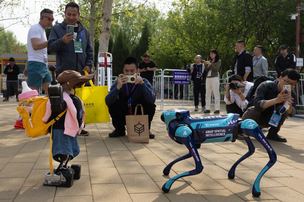 Amap a lancé un robot quadrupède appelé Tutu, capable de naviguer de manière autonome dans les champs ouverts. Photo : EPA