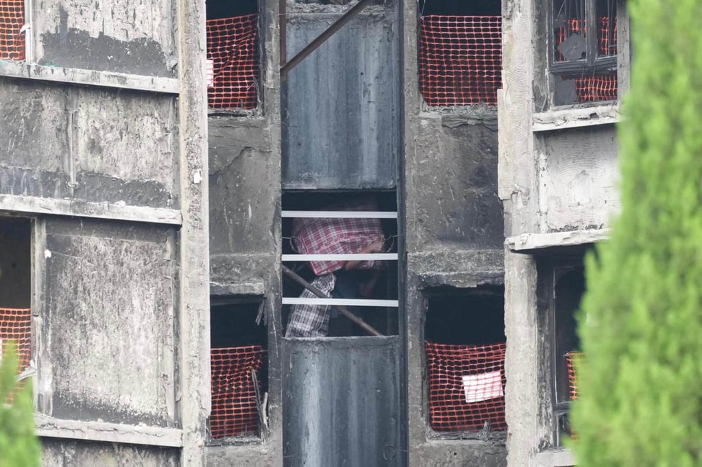 Wang Fuk Court residents return home to collect personal belongings. Photo: Jelly Tse